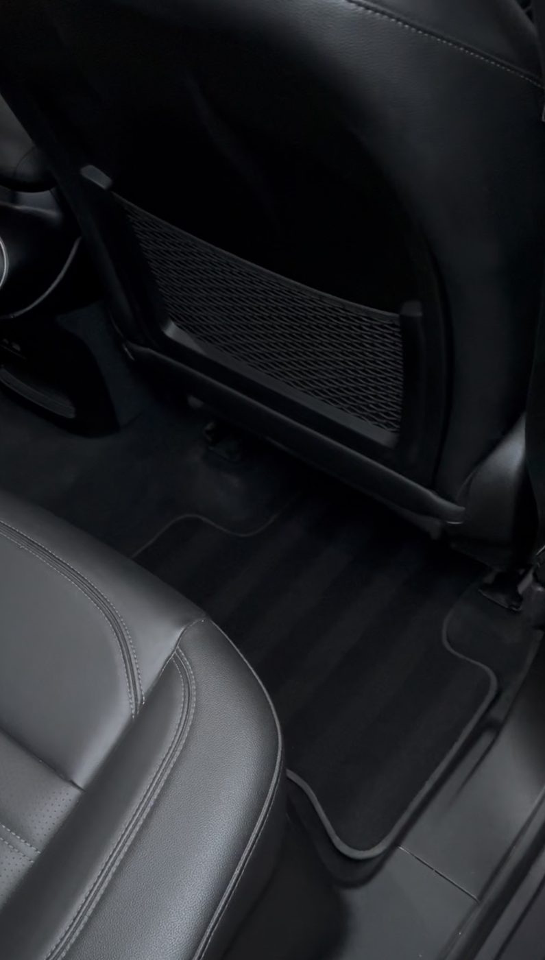 Sol arrière après nettoyage : moquette et seuil propres — FLDetailing