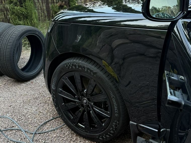 Range Rover noir après lavage à la main, carrosserie brillante et jantes nettoyées