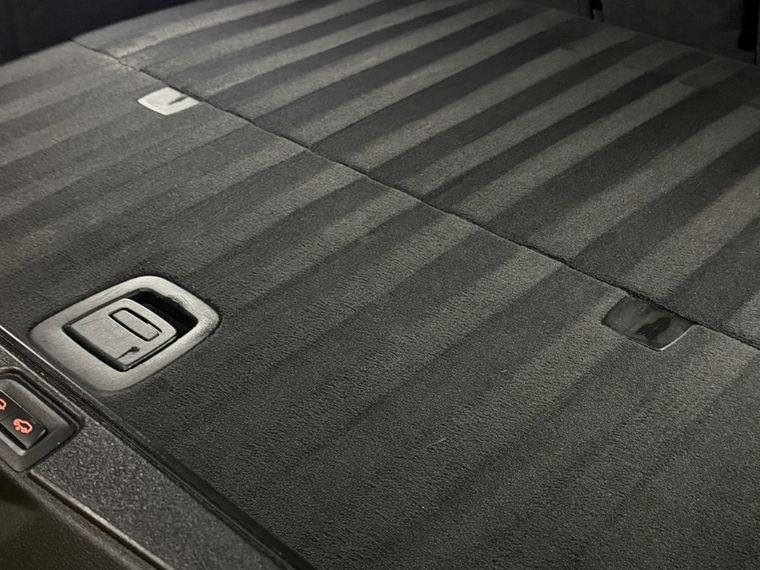 Coffre de SUV aspiré et nettoyé en profondeur : moquette propre, sans poussière