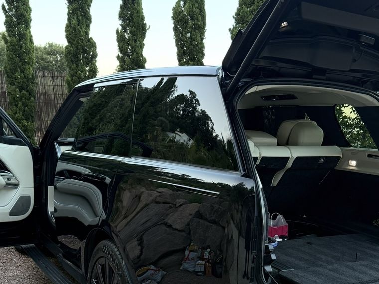 Range Rover noir lavé, portes et coffre ouverts sur un intérieur clair nettoyé