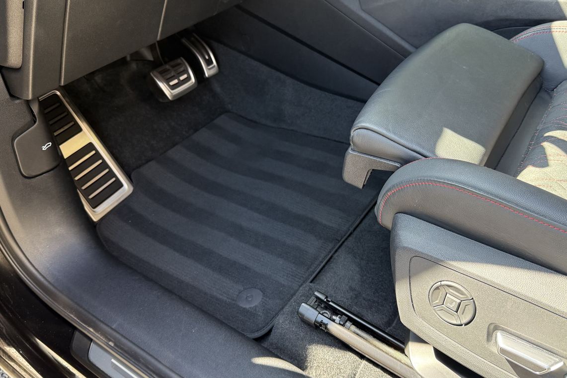 Pédalier et moquette Audi nettoyés — FLDetailing