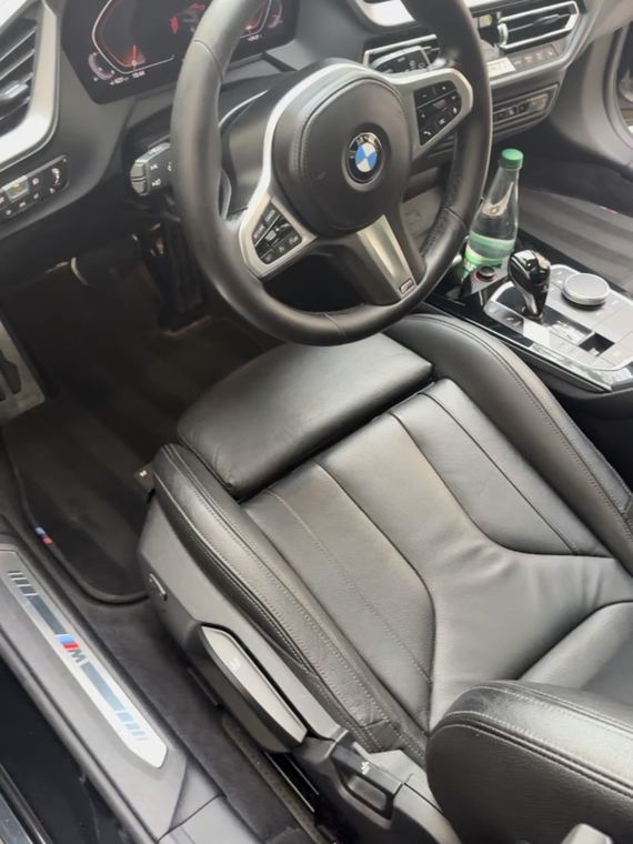 Habitacle BMW Série 1 nettoyé, cuir et seuils — FLDetailing