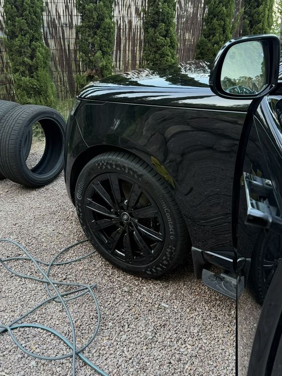 Range Rover noir, carrosserie lavée et jantes nettoyées — FLDetailing
